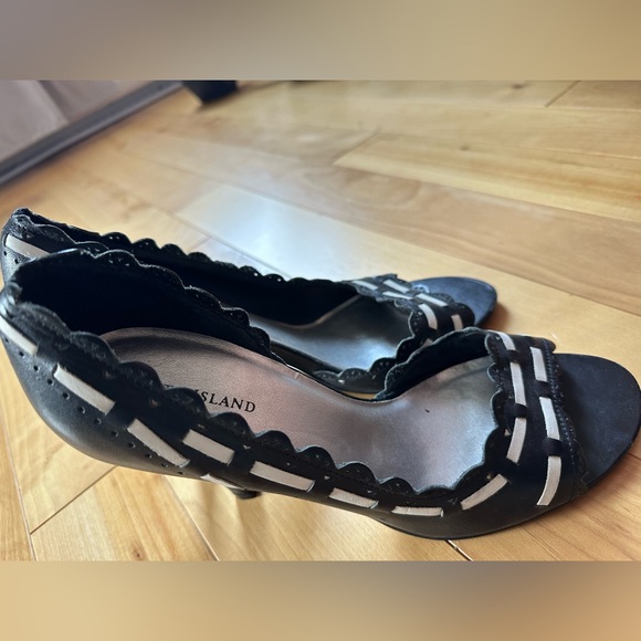 Black and white heels - Picture 3 of 5